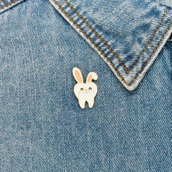 🤩Enamel Pin Tooth Teeth Oral Health Cartoon Rabbit shaped Care Dentist Oz New🤩 - Picture 1 of 5